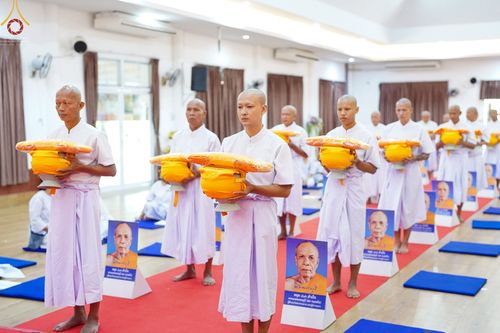 ภาพ No.65439:พิธีขอขมาผู้ปกครอง โดยนาคธรรมทายาท ในโครงการอุปสมบทบูชาธรรม มหาปูชนียาจารย์ประจำปี 2565 วันที่ 19 พฤศจิกายน พ.ศ. 2565 ณ ศูนย์ปฏิบัติธรรมลำปาง