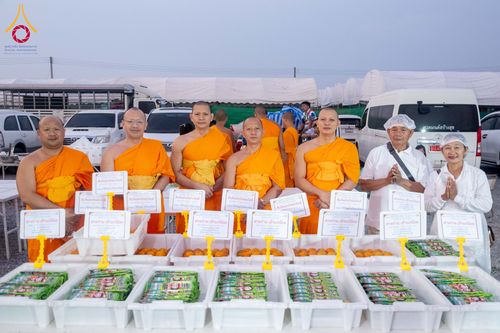 ภาพ No.299108:วันที่ 21 มกราคม พ.ศ. 2569 พิธีถวายภัตตาหารเป็นสังฆทาน แด่พระธรรมยาตรา ณ อนุสรณ์สถานบางปลา วัดบางปลา อำเภอบางเลน จังหวัดนครปฐม ในโครงการธรรมยาตรา กตัญญูบูชา มหาปูชนียาจารย์ พระมงคลเทพมุนี(สด จนฺทสโร) พระผู้ปราบมาร อนุสรณ์สถาน 7 แห่ง ปีที่ 14