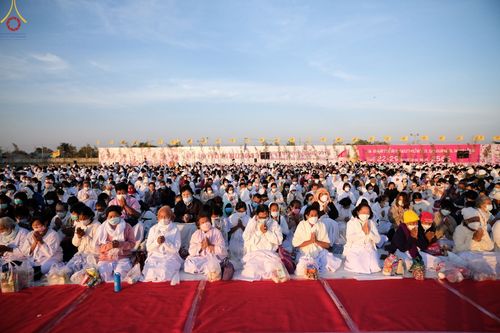 ภาพ No.74718:พิธีตักบาตรพระธรรมยาตราฯ ในโครงการธรรมยาตรากตัญญูบูชา มหาปูชนียาจารย์ พระมงคลเทพมุนี(สด จนฺทสโร) พระผู้ปราบมาร ปีที่ 11 ณ อนุสรณ์สถานลำดับที่ 5 สถานที่เผยแผ่วิชชาธรรมกายครั้งแรก อนุสรณ์สถานบางปลา วัดบางปลา อ.บางเลน จ.นครปฐม วันที่ 29 มกราคม พ.ศ. 2566
