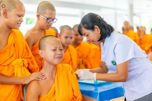 ภาพ No.331891:วันที่ 5 พฤษภาคม พ.ศ.2569 ศูนย์การแพทย์บุญรักษา ร่วมกับคลินิกใจใส จัดถวายวัคซีนป้องกันไข้หวัดใหญ่  แด่คณะพระภิกษุสามเณรกว่า 500 รูป