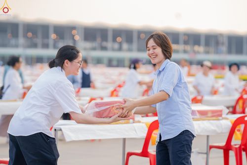 ภาพ No.322558:วันที่ 17 เมษายน พ.ศ.2569 การเรียงกล่องไทยธรรม เรียงน้ำดื่ม เรียงร่ม ณ ลานธรรมพระมหาธรรมกายเจดีย์ เพื่องานถวายมหาสังฆทาน 40,000 กว่าวัดทั่วประเทศ วันคุ้มครองโลก 22 เมษายน พ.ศ.2569 วัดพระธรรมกาย