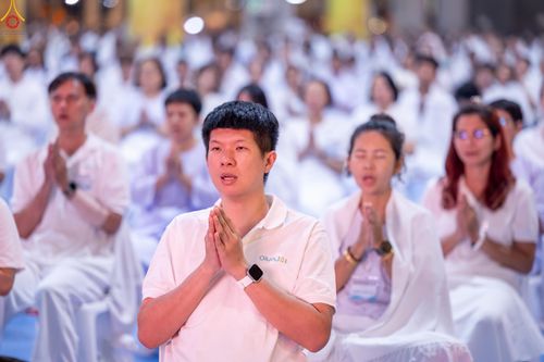 ภาพ No.280436:วันที่ 31 ธันวาคม พ.ศ.2568 -วันที่ 1 มกราคม พ.ศ.2569 พิธีฉลองชัยสวดมนต์บทธัมมจักกับปปวัตนสูตร ครบ 8,000,000,000 จบ , พิธีสวดมนต์ข้ามปี ณ วัดพระธรรมกาย