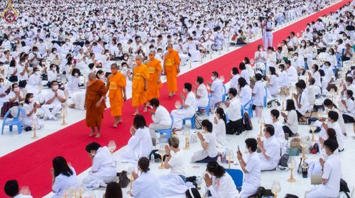 ภาพ No.70162:พิธีจุดประทีปถวายเป็นพุทธบูชา และบูชาธรรมมหาปูชนียาจารย์ ในโครงการธรรมยาตรากตัญญูบูชา มหาปูชนียาจารย์ พระมงคลเทพมุนี(สด จนฺทสโร) พระผู้ปราบมาร ปีที่ 11 ณ อนุสรณ์สถานลำดับที่ 2 สถานที่ตั้งมโนปณิธานบวชตลอดชีวิต อนุสรณ์สถานคลองบางนางแท่น อ.สามพราน จ.นครปฐม 