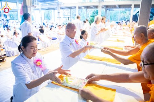 ภาพ No.288079:วันที่ 4 มกราคม พ.ศ. 2569 พิธีถวายภัตตาหารเป็นสังฆทาน แด่พระธรรมยาตรา ในโครงการธรรมยาตรา กตัญญูบูชา มหาปูชนียาจารย์ พระมงคลเทพมุนี(สด จนฺทสโร) พระผู้ปราบมาร อนุสรณ์สถาน 7 แห่ง ปีที่ 14 ณ อนุสรณ์สถานมหาวิหารพระมงคลเทพมุนี (โลตัสแลนด์) อ.สองพี่น้อง จ.สุพรร