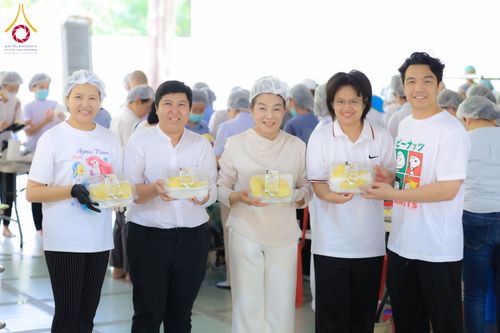ภาพ No.323577:วันที่ 21 เมษายน 2569 ปอกทุเรียน 26 ตัน 75,000 กล่อง เตรียมงานถวายสังฆทาน40000กว่าวัดทั่วประเทศ