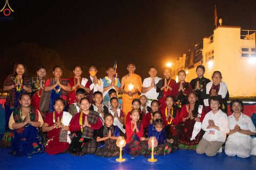 ภาพ No.78248:พิธีจุดประทีปและเวียนประทักษิณถวายเป็นพุทธบูชา ในโครงการบรรพชาสามเณรหมู่ ณ ลุมพินีวัน ประเทศเนปาล  วันที่ 16 มีนาคม พ.ศ. 2566