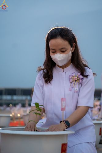 ภาพ No.90202:พิธีปลูกทรัพย์บานชื่น  เนื่องใน 139 ปี วันคล้ายวันเกิดด้วยรูปกายเนื้อ พระมงคลเทพมุนี (สด จนฺทสโร) พระผู้ปราบมาร วันอังคารที่ 10 ตุลาคม พ.ศ. 2566 ณ วัดพระธรรมกาย จ.ปทุมธานี