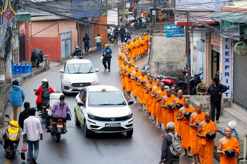 ภาพ No.317161:วันจันทร์ที่ 30 มีนาคม พ.ศ.2569 จาริกบิณฑบาตสยมภูนาทสู่พระราชวังหนุมานโดกา ประเทศเนปาล