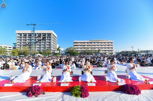 ภาพ No.280222:วันอังคารที่ ๓๐ ธันวาคม พ.ศ. ๒๕๖๘ พิธีตักบาตรพระ ๑,๐๖๙ รูป จังหวัดกาฬสินธุ์   ณ บริเวณสนามหน้าศาลากลาง จังหวัดกาฬสินธุ์ (หลังเก่า)