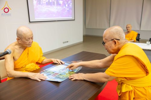ภาพ No.324902:วันพฤหัสบดีที่ 23 เมษายน พ.ศ.2569  หลวงพ่อทัตตชีโว รองเจ้าอาวาสวัดพระธรรมกาย ถวายการต้อนรับและปฏิสันถารคณะชาวอินโดนีเซีย
