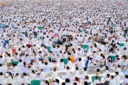 ภาพ No.279782:วันที่ 1 มกราคม พ.ศ.2569 พิธีตักบาตรในวันขึ้นปีใหม่ ณ ลานธรรม วัดพระธรรมกาย