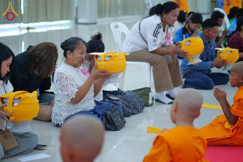 ภาพ No.319911:วันเสาร์ที่ 4 เมษายน พ.ศ.2569 พิธีตัดปอยผมและปลงผม พิธีขอขมาผู้ปกครองและมอบผ้าไตร พิธีบรรพชาและถวายบาตร ณ ศูนย์ปฏิบัติธรรมและศูนย์อบรมเยาวชนเพชรบุรี  ต.ท่าแลง อ.ท่ายาง จ.เพชรบุรี