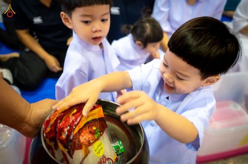ภาพ No.76796:พิธีตักบาตรข้าวสารอาหารแห้ง  ณ บ้านแก้วเรือนทองคุณยายฯ สภาธรรมกายสากล  วัดพระธรรมกาย จ.ปทุมธานี  ในวันอาทิตย์ต้นเดือนที่ 6 มีนาคม พ.ศ. 2566