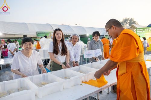 ภาพ No.108092:พิธีถวายภัตตาหารเป็นสังฆทาน แด่คณะพระธรรมยาตราฯ ในโครงการธรรมยาตรากตัญญูบูชา มหาปูชนียาจารย์ พระมงคลเทพมุนี(สด จนฺทสโร) พระผู้ปราบมาร อนุสรณ์สถาน 7 แห่ง ปีที่ 12 วันที่ 8 มกราคม พ.ศ. 2567 ณ อนุสรณ์สถานมหาวิหารพระมงคลเทพมุนี (โลตัสแลนด์) อ.สองพี่น้อง จ.สุ
