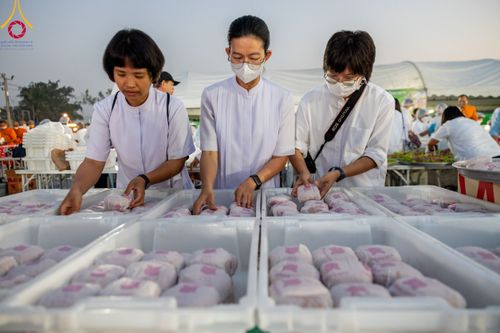 ภาพ No.109003:พิธีถวายภัตตาหารเป็นสังฆทาน แด่คณะพระธรรมยาตราฯ ในโครงการธรรมยาตรากตัญญูบูชา มหาปูชนียาจารย์ พระมงคลเทพมุนี(สด จนฺทสโร) พระผู้ปราบมาร อนุสรณ์สถาน 7 แห่ง ปีที่ 12 วันที่ 9 มกราคม พ.ศ. 2567 ณ อนุสรณ์สถานคลองบางนางแท่น  อ.สามพราน จ.นครปฐม