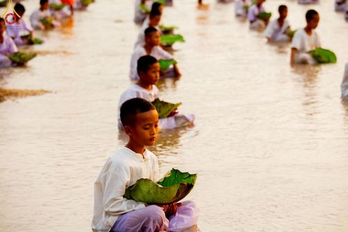 ภาพ No.63278:Photo Story  มหัศจรรย์วัดดงดินแดง Episode 1  พิธีปลงผมนาคธรรมทายาท  ในโครงการบรรพชาอุปสมบทหมู่ ฟื้นฟูพระพุทธศาสนาทั่วไทย วัดดงดินแดง ณ ลำน้ำแม่ตื่น อ.อมก๋อย จ.เชียงใหม่ วันที่ 2 เมษายน พ.ศ. 2567