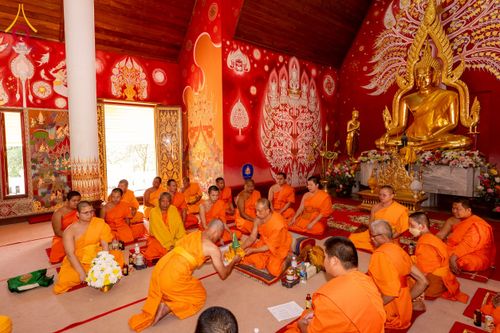 ภาพ No.275864:วันพุธที่ 3 ธันวาคม พ.ศ. 2568 พิธีบรรพชาอุปสมบท โครงการอุปสมบทบูชาธรรมมหาปูชนียาจารย์ ศูนย์อบรม : ศูนย์ส่งเสริมศีลธรรม จ.พะเยา ณ โบราณสถานพระธาตุจอมทอง และ โบสถ์กลางน้ำ วัดพระธาตุศรีโคมคำ อำเภอเมือง จังหวัดพะเยา