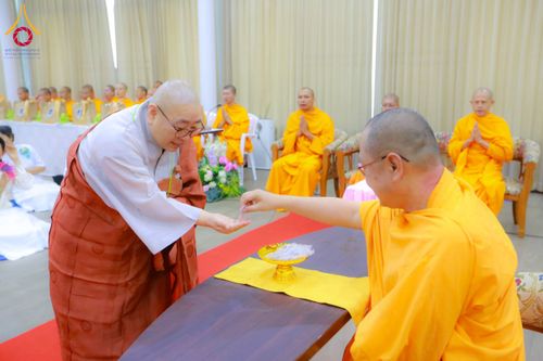 ภาพ No.197560:พิธีถวายสังฆทานคณะสงฆ์ 2 นิกายเชื่อมสัมพันธ์ไทย-เกาหลี วันอาทิตย์ที่ 5 มกราคม พ.ศ. 2568 ณ อาคารชมรมภาวนารักษ์ วัดพระธรรมกาย อำเภอคลองหลวง จังหวัดปทุมธานี