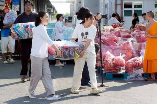 ภาพ No.273679:วันที่ 27 พฤศจิกายน พ.ศ. 2568 คณะศิษยานุศิษย์วัดพระธรรมกาย มูลนิธิธรรมกาย มอบอาหารและสิ่งของความช่วยเหลือให้พี่น้องชาวใต้ ผู้ประสบอุทกภัยน้ำท่วม