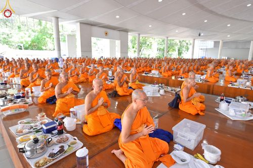 ภาพ No.162135:พิธีถวายภัตตาหารเมนูสวรรค์ เนื่องในวันออกพรรษา (ขึ้น 15 ค่ำ เดือน 11) วันพฤหัสบดีที่ 17 ตุลาคม พ.ศ. 2567 ณ หอฉันคุณยายอาจารย์ฯ วัดพระธรรมกาย