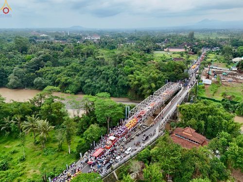 ภาพ No.224481:วันจันทร์ที่ 12 พฤษภาคม พ.ศ. 2568  ชาวพุทธในอินโดนีเซีย ร่วมฉลองวิสาขบูชาจุดประทีปกว่า 200,000 ดวง ณ พระมหาเจดีย์บรมพุทโธ  เจริญพุทธมนต์ถวาย “พระวชิรเกล้าเจ้าอยู่หัว”