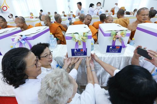 ภาพ No.107309:พิธีเจริญพระพุทธมนต์ ปฏิบัติธรรม มอบทุนการศึกษา ถวายสังฆทาน 140 วัด ณ ศุนย์ปฏิบัติธรรมพระมงคลเทพมุนี อ.สองพี่น้อง จ.สุพรรณบุรี วันเสาร์ที่ 6 มกราคม พ.ศ. 2567