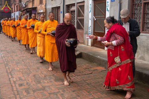 ภาพ No.132540:สามเณรเนปาล บิณฑบาต ย่านทาเมล เมืองกาฐมาณฑุ และเมืองปาฏัน ในโครงการบรรพชา 1,250 รูป ประเทศเนปาล วันที่ 20 มีนาคม พ.ศ. 2567