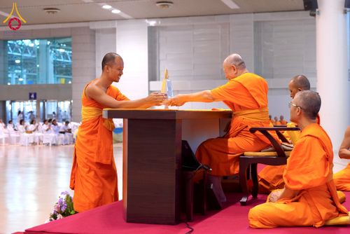 ภาพ No.232155:วันอาทิตย์ที่ 6 กรกฏาคม พ.ศ. 2568 พิธีมอบโล่เกียรติคุณ สวดธัมมจักกัปปวัตตนสูตร และรางวัลโครงการผู้นำแสงสว่างออนไลน์ ณ ห้องแก้วสารพัดนึก1 สภาธรรมกายสากล วัดพระธรรมกาย