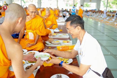 ภาพ No.276462:วันศุกร์ที่ 5 ธันวาคม พ.ศ. 2568 (วันพระ ขึ้น 15 ค่ำ เดือน 1) พิธีบุพเปตพลี ครั้งที่ 175 ร่วมอุทิศบุญแด่หมู่ญาติที่ล่วงลับไปแล้ว และสืบทอดอายุพระพุทธศาสนา ณ หอฉันคุณยายอาจารย์ฯ วัดพระธรรมกาย