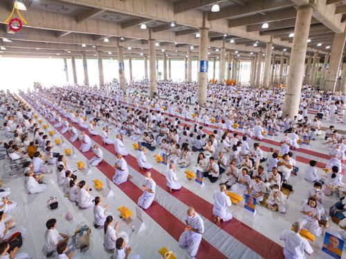 ภาพ No.62734:พิธีขอขมามอบผ้าไตร ในโครงการอุปสมบทหมู่ บูชาธรรมหลวงพ่อธัมมชโย พ.ศ.2567  โครงการอุปสมบทหมู่ธรรมทายาท ระดับอุดมศึกษา รุ่นที่51 (ภาคฤดูร้อน) โครงการบวชพระนานาชาติ AEC และ WAB รุ่นผู้บริหาร(รุ่นที่2) ณ ลานธรรม พระมหาธรรมกายเจดีย์ วันที่ 13 เมษายน พ.ศ. 2567