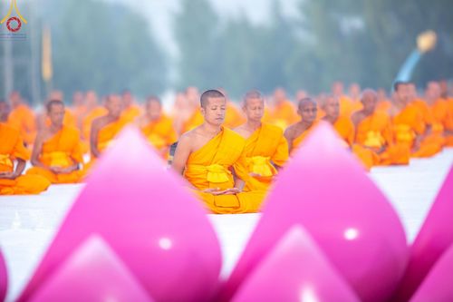 ภาพ No.198609:พระธรรมยาตราปฏิบัติธรรม และถ่ายภาพหมู่ประวัติศาสตร์ ณ อนุสรณ์สถานบางปลา วัดบางปลา อำเภอบางเลน จังหวัดนครปฐม ในโครงการธรรมยาตรา กตัญญูบูชา มหาปูชนียาจารย์ พระมงคลเทพมุนี(สด จนฺทสโร) พระผู้ปราบมาร อนุสรณ์สถาน 7 แห่ง ปีที่ 13 วันที่ 20 มกราคม พ.ศ. 2568