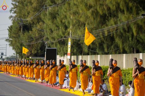 ภาพ No.110393:พิธีต้อนรับพระธรรมยาตรา ในโครงการธรรมยาตรากตัญญูบูชา มหาปูชนียาจารย์ พระมงคลเทพมุนี(สด จนฺทสโร) พระผู้ปราบมาร อนุสรณ์สถาน 7 แห่ง ปีที่ 12 วันที่ 11 มกราคม พ.ศ. 2567 ณ อนุสรณ์สถานลำดับที่ 3 สถานที่เกิดใหม่ในเพศสมณะ วัดสองพี่น้อง จ.สุพรรณบุรี