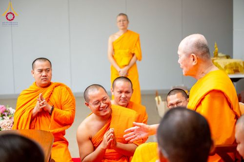 ภาพ No.222978:วันที่ 23 เมษายน พ.ศ. 2568 หลวงพ่อทัตตชีโวต้อนรับคณะสงฆ์ World Pec ณ อาคาร 100 ปี คุณยายมหารัตนอุบาสิกาจันทร์ ขนนกยูง วัดพระธรรมกาย