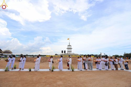 ภาพ No.91402:พิธีทอดผ้าป่ายกยอดดอกบัวสิริปทุมทิพย์  ประดิษฐาน ณ ปทุมเจดีย์  (เจดีย์พระพุทธเจ้า ๕ พระองค์) ณ ศูนย์อบรมเยาวชนจังหวัดปัตตานี 22 ตุลาคม พ.ศ.2566