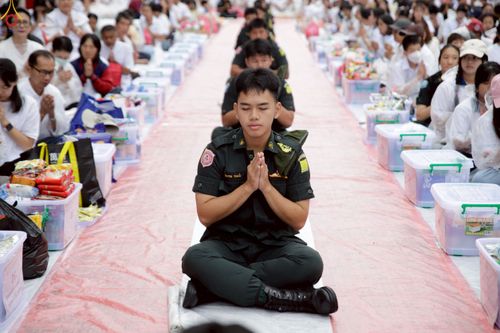 ภาพ No.245826:วันที่ 13-14 กันยายน พ.ศ. 2568 เจ้าหน้าที่ทุกสถานะ ทุกส่วนงาน ร่วมแรงร่วมใจ ปฏิบัติหน้าที่ เตรียมงาน เก็บงาน ตักบาตรพระ 555 รูป อ.เบตง จยะลา