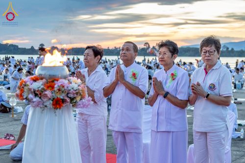 ภาพ No.250452:วันอังคารที่ 7 ตุลาคม พ.ศ. 2568 พิธีจุดประทีปบูชาพระรัตนตรัย ณ ลานธรรมปทุมรัตน์ธรรมเจดีย์ พุทธอุทยานนานาชาติ อ.โพนพิสัย จ.หนองคาย