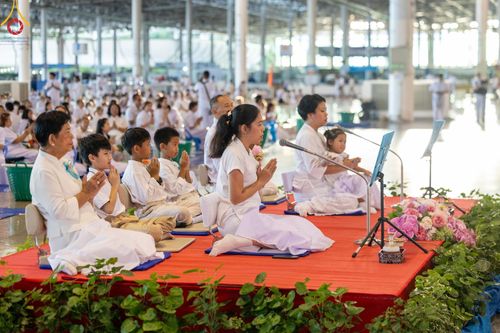 ภาพ No.151002:พิธีตักบาตร ในวันอาทิตย์ต้นเดือน วันที่ 1 กันยายน พ.ศ. 2567 ณ สภาธรรมกายสากล วัดพระธรรมกาย