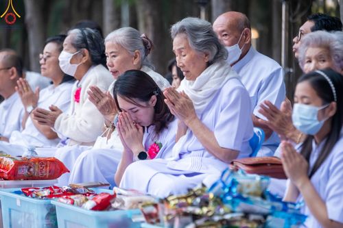 ภาพ No.107539:พิธีตักบาตรพระธรรมยาตราฯ ในโครงการธรรมยาตรากตัญญูบูชา มหาปูชนียาจารย์ พระมงคลเทพมุนี(สด จนฺทสโร) พระผู้ปราบมาร ปีที่ 12 ณ อนุสรณ์สถานมหาวิหารพระมงคลเทพมุนี อ.สองพี่น้อง จ.สุพรรณบุรี วันที่ 7 มกราคม พ.ศ. 2567