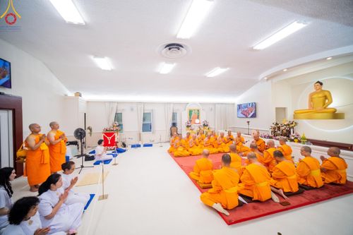 ภาพ No.145011:พิธีบรรพชา และอุปสมบท ธรรมทายาท โดยมี พระเดชพระคุณพระธรรมรัตนาภรณ์ เป็นพระอุปัชฌาย์ ยังความปลื้มปิติใจให้แก่ผู้ปกครอง และคณะญาติมิตร ณ วัดพระธรรมกายนิวเจอร์ซี  ประเทศสหรัฐอเมริกา