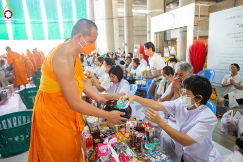 ภาพ No.115475:พิธีตักบาตรฉลองพระใหม่ ในโครงการอุปสมบทหมู่บูชาธรรม 115 ปี คุณยายอาจารย์มหารัตนอุบาสิกาจันทร์ ขนนกยูง วันที่ 19  มกราคม พ.ศ. 2567 ณ มหารัตนวิหารคด วัดพระธรรมกาย