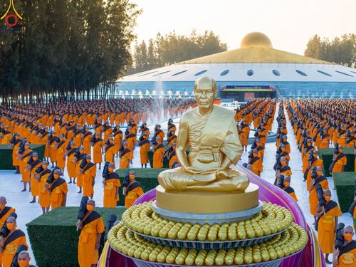 ภาพ No.104396:พระธรรมยาตราร่วมปฏิบัติธรรม และถ่ายภาพหมู่ประวัติศาสตร์ หน้ามหาวิหารพระมงคลเทพมุนี วันที่ 27 ธันวาคม พ.ศ. 2566