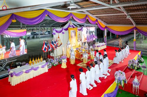 ภาพ No.138965:กิจกรรมเฉลิมพระเกียรติ สมเด็จพระนางเจ้าฯ พระบรมราชินี เนื่องในโอกาสวันเฉลิมพระชนมพรรษา พิธีเจริญพระพุทธมนต์ , ทำบุญตักบาตรพระสงฆ์ ถวายพระราชกุศล , พิธีถวายเครื่องราชสักการะ , และพิธีจุดเทียนถวายพระพรชัยมงคล วันที่ 3 มิถุนายน พ.ศ. 2567 ณ อาคารโถงช้าง วัดพ