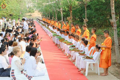  พิธีบรรพชาสามเณร  พิธีตักบาตรฉลองสามเณรใหม่ วันที่ 1 เมษายน พ.ศ.2567 ในโครงการบรรพชาสามเณรฟื้นฟูพระพุทธศาสนาทั่วไทย ณ ศูนย์ปฏิบัติธรรมแก้วเมืองเลย