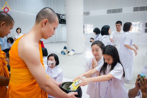 ภาพ No.60779:พิธีตักบาตรพระภิกษุสามเณร ธรรมทายาทระดับอุดมศึกษา วันเสาร์ที่ 20 เมษายน พ.ศ. 2567 ณ ห้องปฎิบัติธรรม ชั้นลอย มหารัตนวิหารคด 13 วัดพระธรรมกาย จ.ปทุมธานี