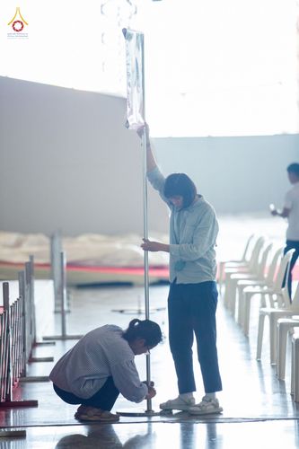 ภาพ No.88695:คณะสงฆ์ เจ้าหน้าที่ และสาธุชน ทุ่มเทแรงกายแรงใจเตรียมงาน เพื่องานวันครูผู้ค้นพบวิชชาธรรมกาย ตั้งแต่วันที่ 20 กันยายน พ.ศ. 2566