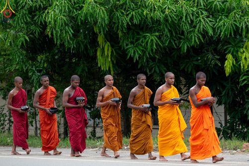 ภาพ No.139417:พิธีตักบาตรรอบเมืองดัมบุลล่า เทศกาลวิสาขบูชาแห่งชาติ ศรีลังกา เมื่อวันที่ 16 พฤษภาคมที่ผ่านมา คณะสงฆ์จากวัดพระธรรมกาย และคณะพระภิกษุสามเณรศรีลังกา ในโครงการสยาม-ลังกา ธรรมยาตรา ฉลองเทศกาลวิสาขบูชาแห่งชาติ ศรีลังกา บูชาธรรม 80 ปีหลวงพ่อธัมมชโย