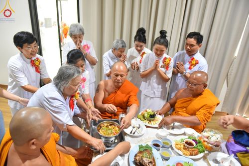 ภาพ No.132473:พิธีถวายมหาสังฆทานจันทบุรี 132 วัด บูชาธรรม 80 ปี หลวงพ่อธัมมชโย วันจันทร์ที่ 25 มีนาคม พ.ศ. 2567 ณ ศูนย์ปฏิบัติธรรมจันทบุรี