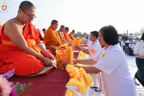 ภาพ No.180422:พิธีตักบาตรพระ ๑,๐๐๐ รูป ฉลองเมืองลำปาง ๑,๓๔๔ ปี วันเสาร์ที่ ๗ ธันวาคม พ.ศ. ๒๕๖๗ ณ ลานพระบรมราชานุสาวรีย์ พระนเรศวรมหาราช อ.เกาะคา จ.ลำปาง