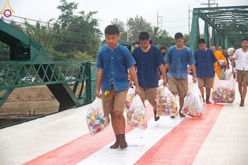 ภาพ No.102021:พิธีตักบาตรพระ 111 รูป ณ สะพานประวัติศาสตร์  อ.ปาย จ.แม่ฮ่องสอน วันอาทิตย์ที่ 10 ธันวาคม พ.ศ. 2566