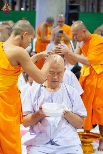 ภาพ No.230722:วันที่ 29 มิถุนายน พ.ศ.2568 พิธีตัดปอยผมและปลงผมนาคธรรมทายาท โครงการบรรพชาอุปสมบทหมู่ รุ่นเข้าพรรษา ณ วิหารคด วัดพระธรรมกาย